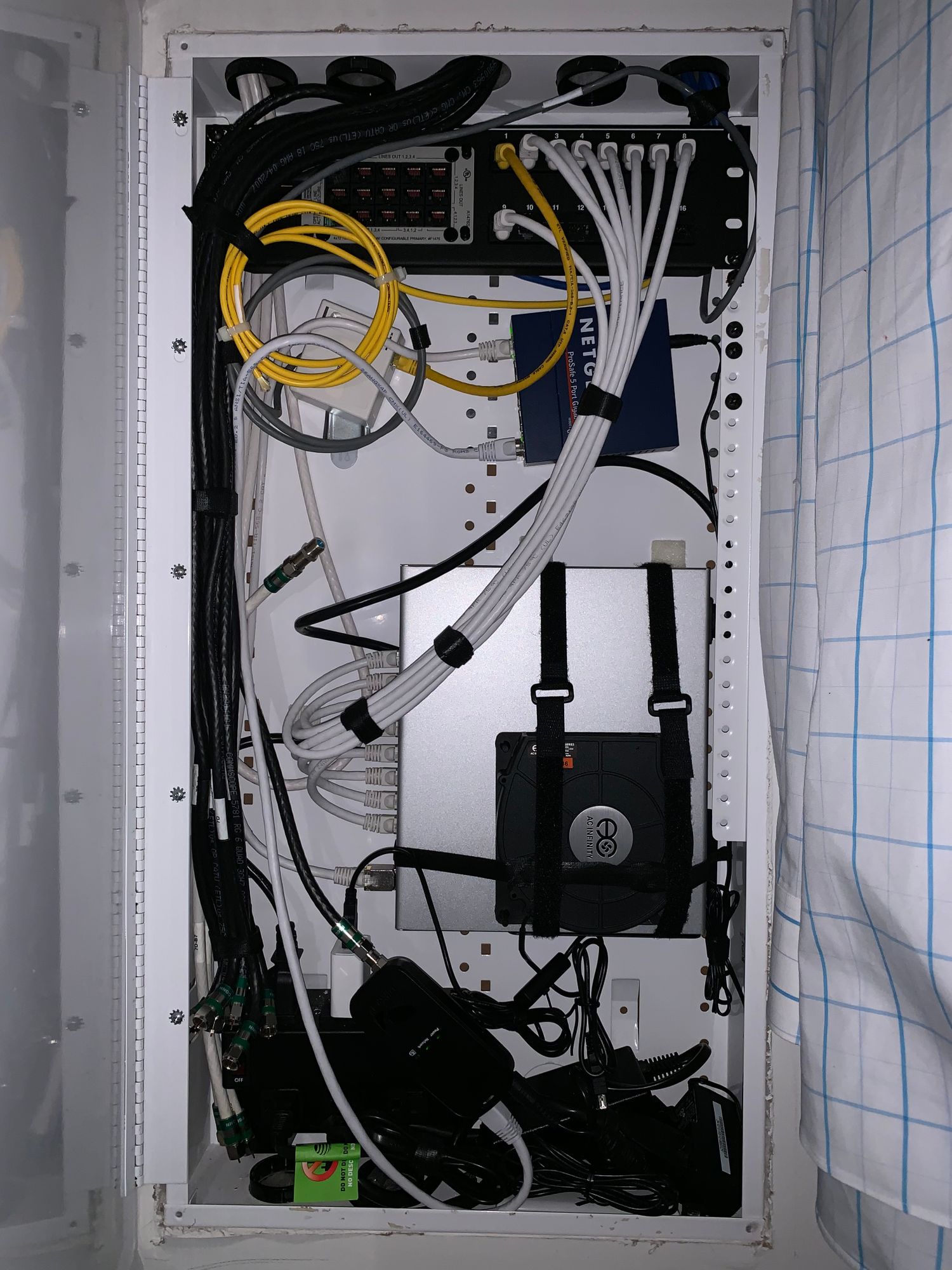 Cloud key gen2 and AP-Lite not powering on from US-8 60w switch. First time  I've set this all up, not sure if I need POE injectors or if theres  something I'm missing. 