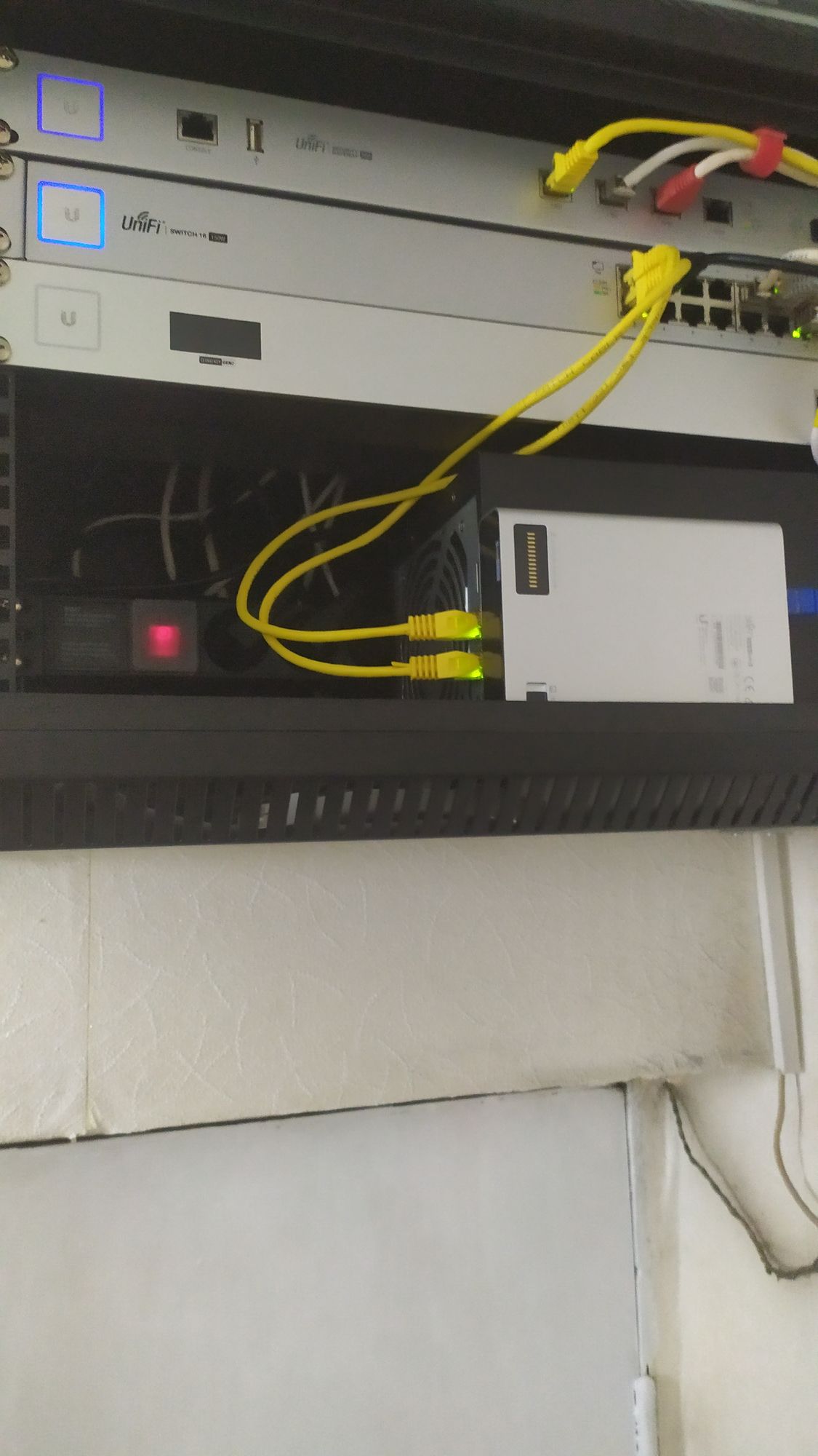 Cloud key gen2 and AP-Lite not powering on from US-8 60w switch. First time  I've set this all up, not sure if I need POE injectors or if theres  something I'm missing. 